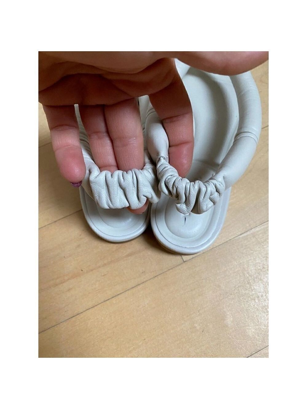 VINCE Women's Ivory "Denton" Sandals Puffy Leather Thong Flats - Picture 3 of 7